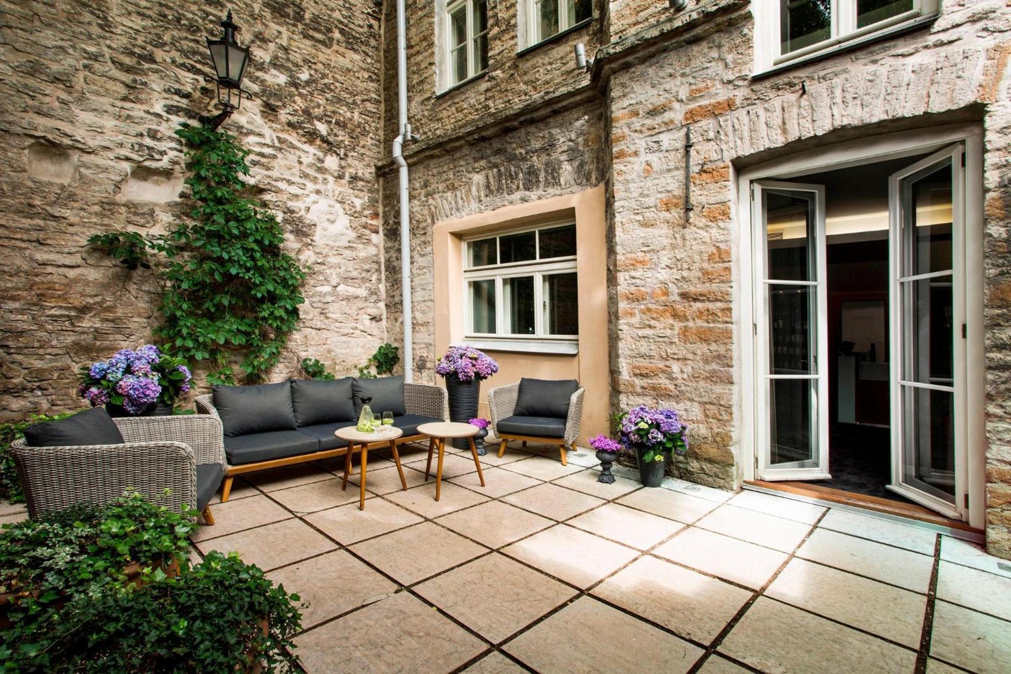 호텔 텔레그라프, 오토그래프 컬렉션 탈린 외부 사진 The courtyard of the hotel